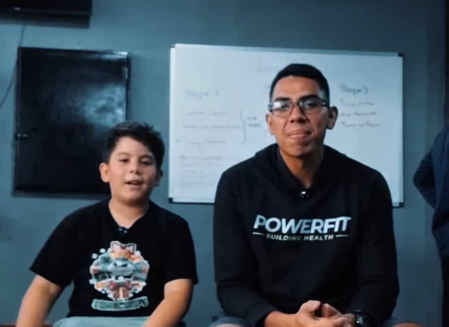 Luis Pernía con un alumno en PowerFit